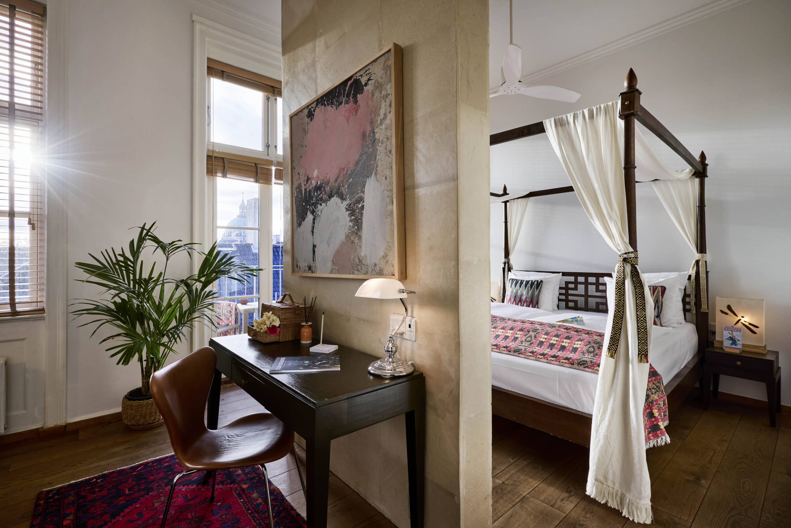 Juniorsuite med seng på Babette Guldsmeden Hotel i København