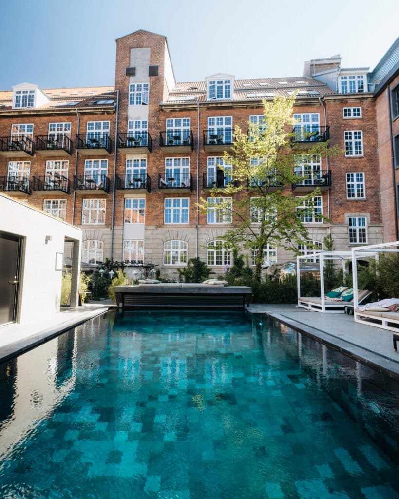 Outdoor pool at Bryggen Guldsmeden Hotel with spring vibes