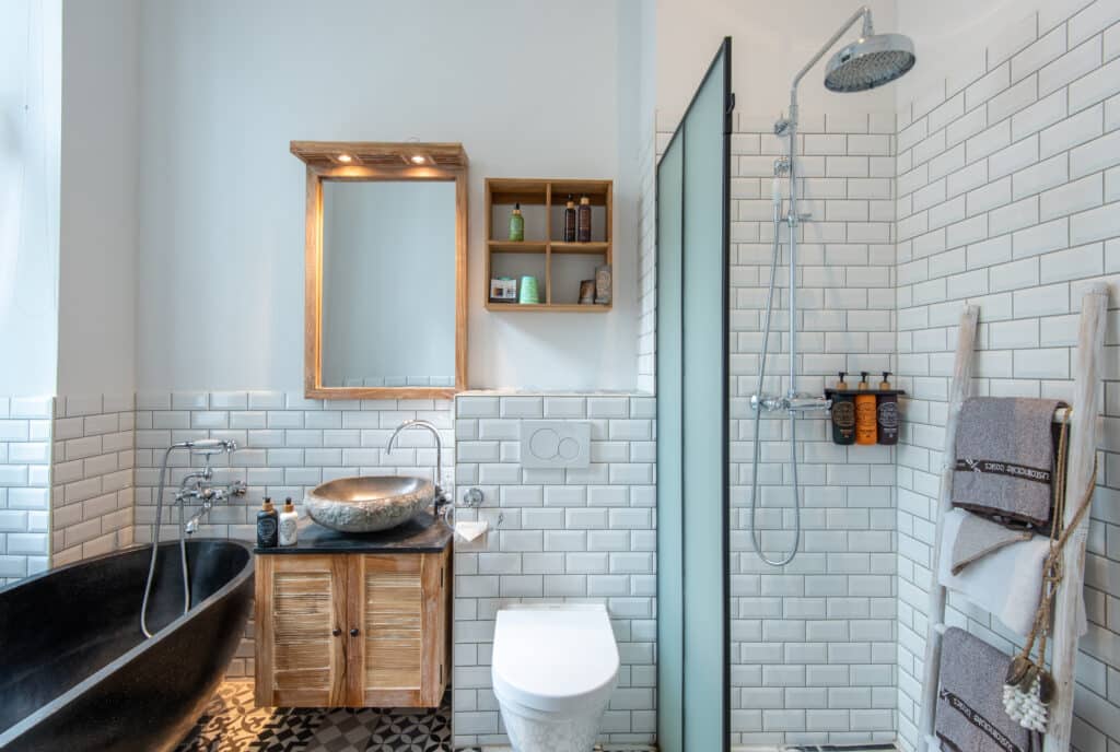 Bathroom with bathtub in the Comfy Plus room at Lulu Guldsmeden Hotel in Berlin