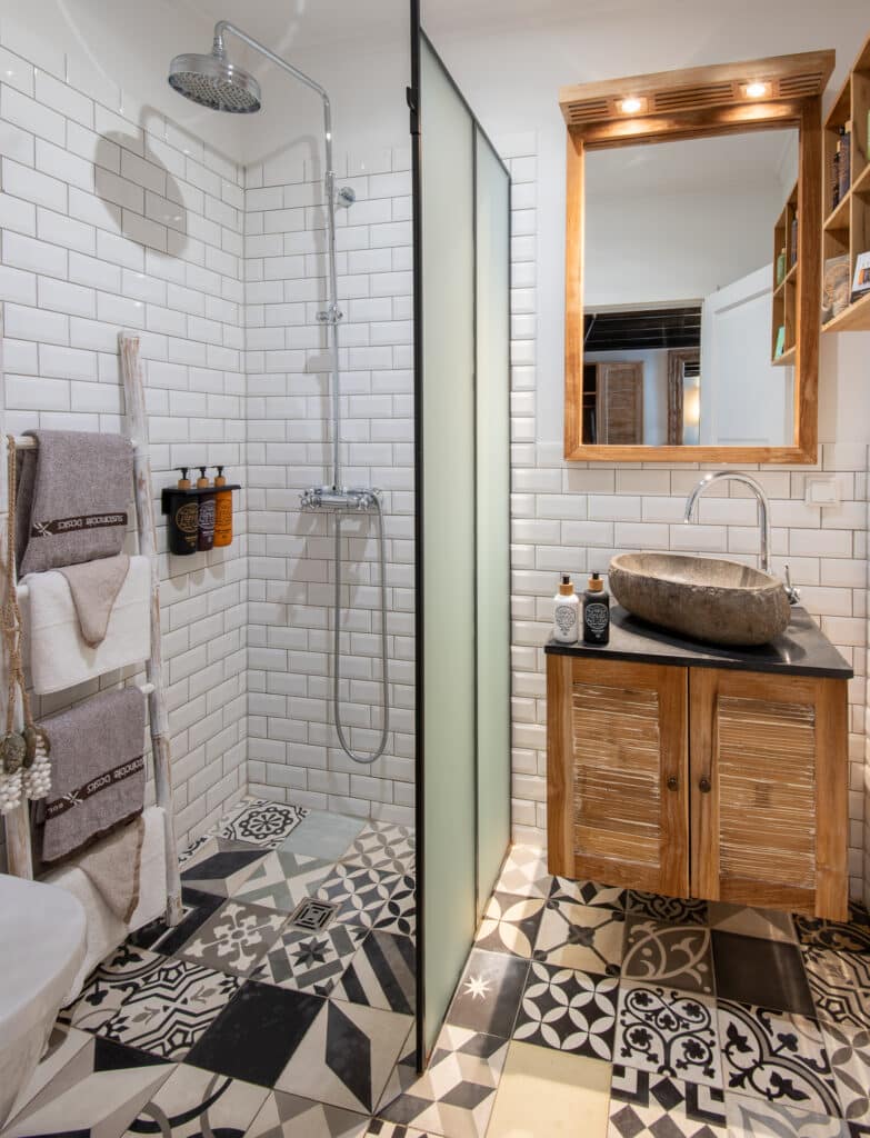 Bathroom in the loft room for 3 at Lulu Guldsmeden Hotel in Berlin